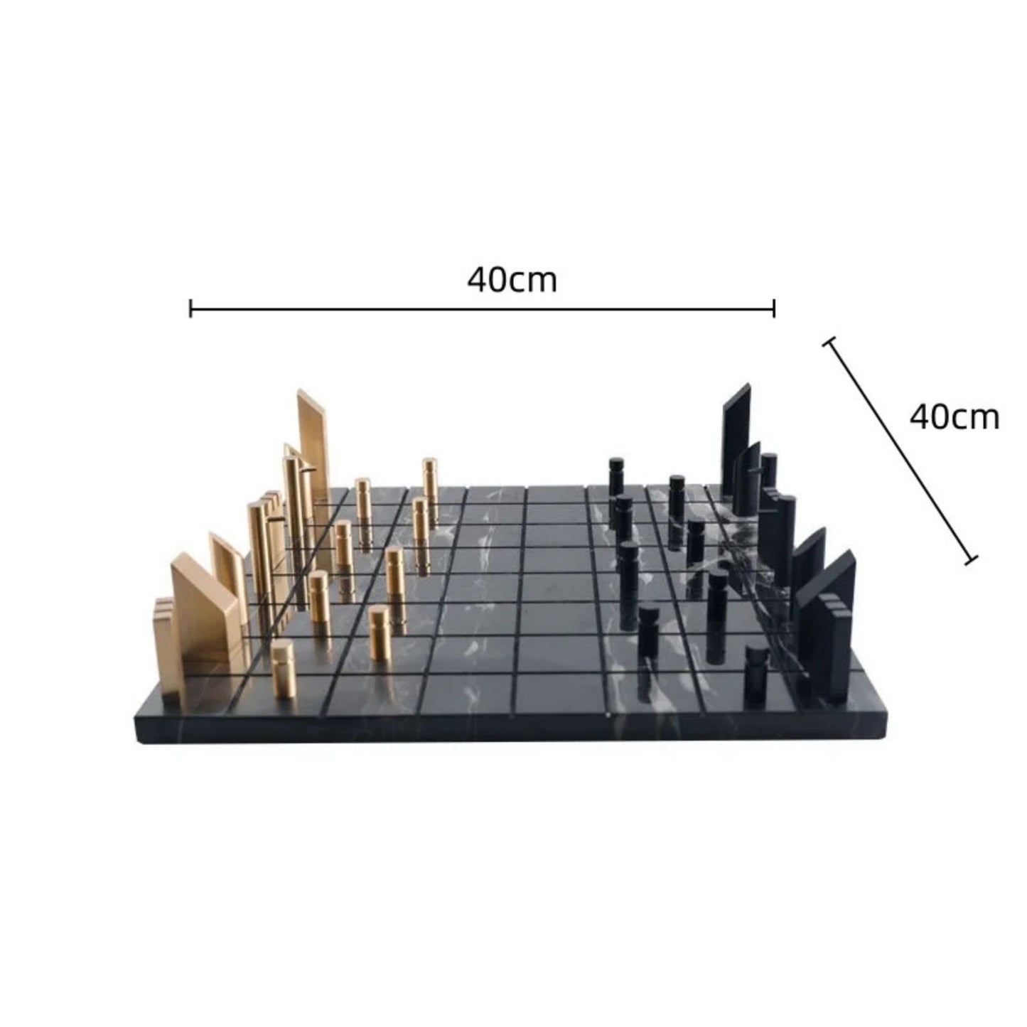 Tablero de Ajedrez de Mármol con Piezas Metálicas Doradas y Diseño Geométric