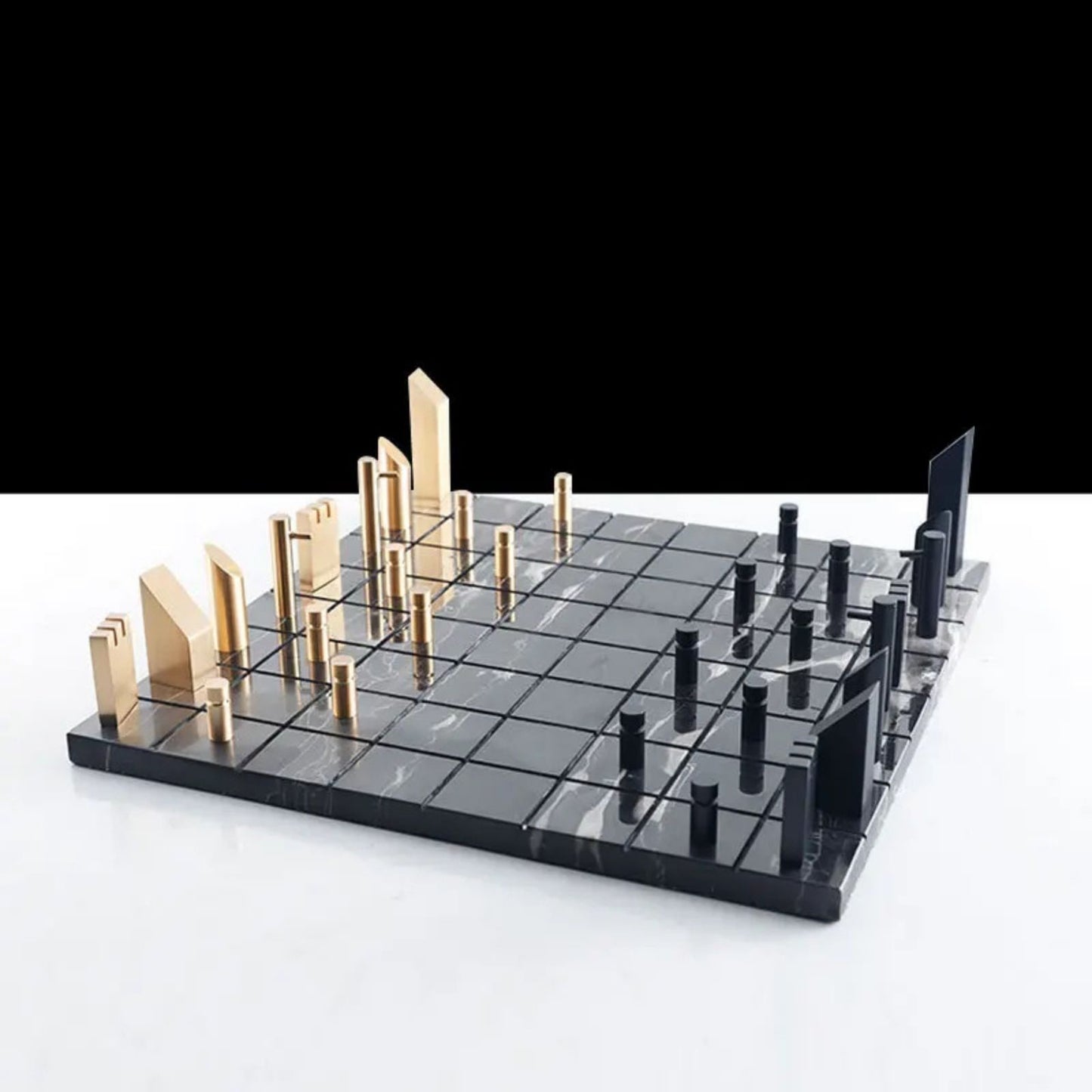 Tablero de Ajedrez de Mármol con Piezas Metálicas Doradas y Diseño Geométric
